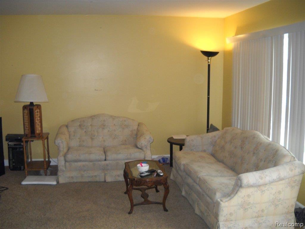 32180 Ruehle Avenue Warren, MI 48093 - Photo 4 of 7 32180 Ruehle interior 006.jpg