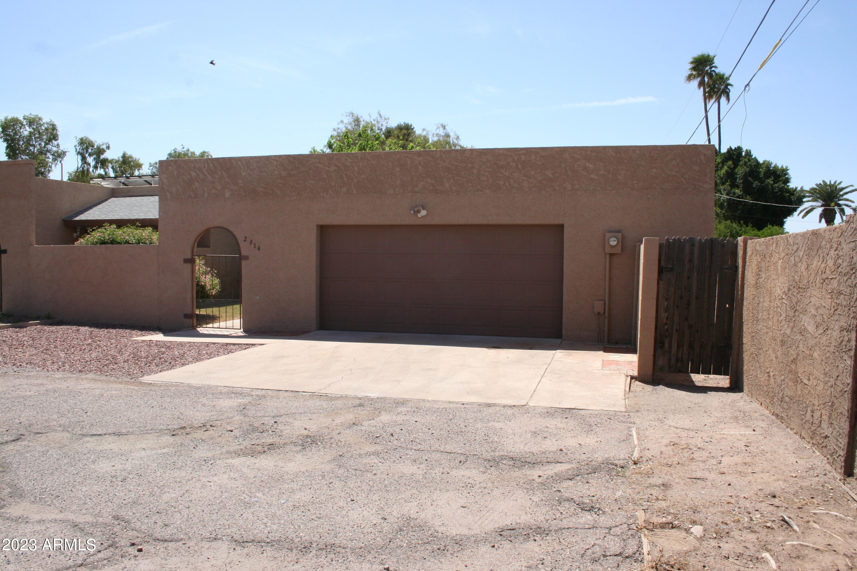 2914 South Price Road Tempe, AZ 85282 - Photo 3 of 30 a house with a outdoor space