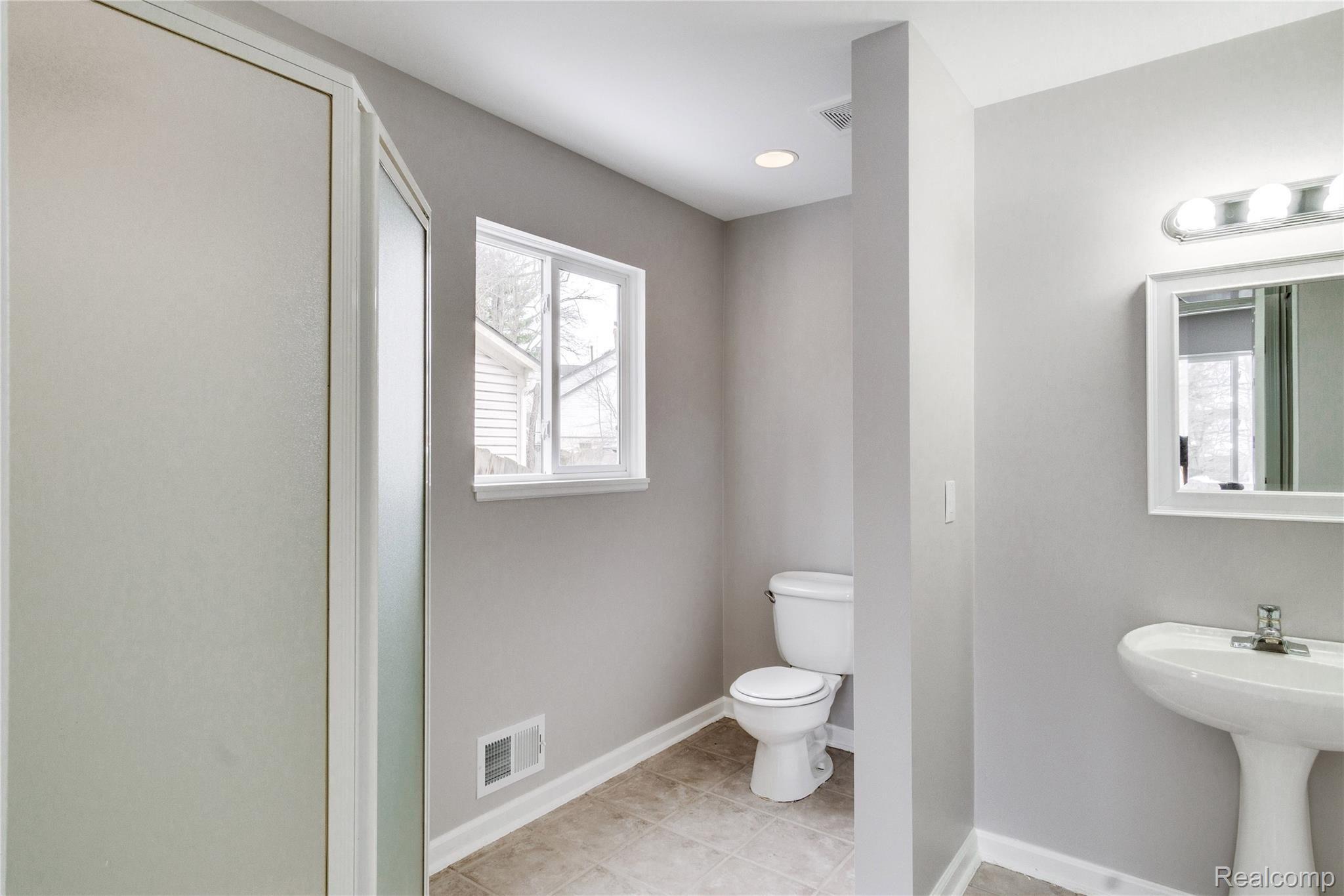 1533 Paramount Street Novi, MI 48377 - Photo 19 of 51 main floor full bath