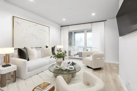 $1,150,000 | 2923 North Southport Avenue, Unit 2, Chicago, IL 60657