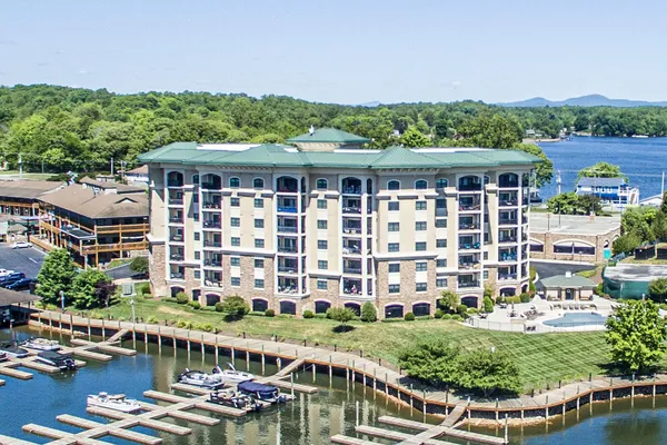 $589,900 | 100 Bridgewater Pointe Place, Unit 102, Moneta, VA 24121