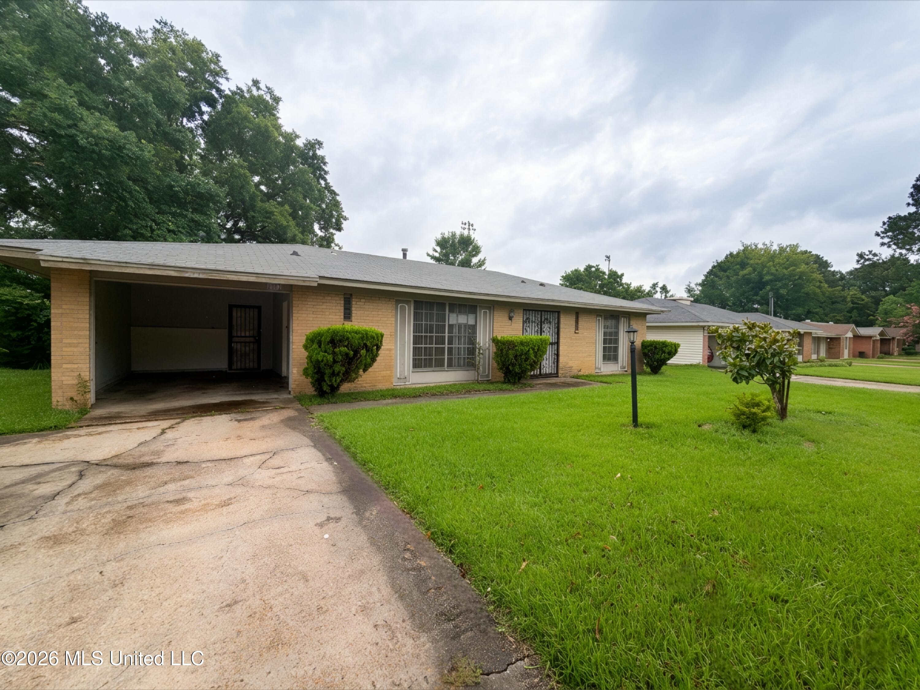 2002 Queensroad Avenue Jackson, MS 39213 - Photo 2 of 9 Angled Front View