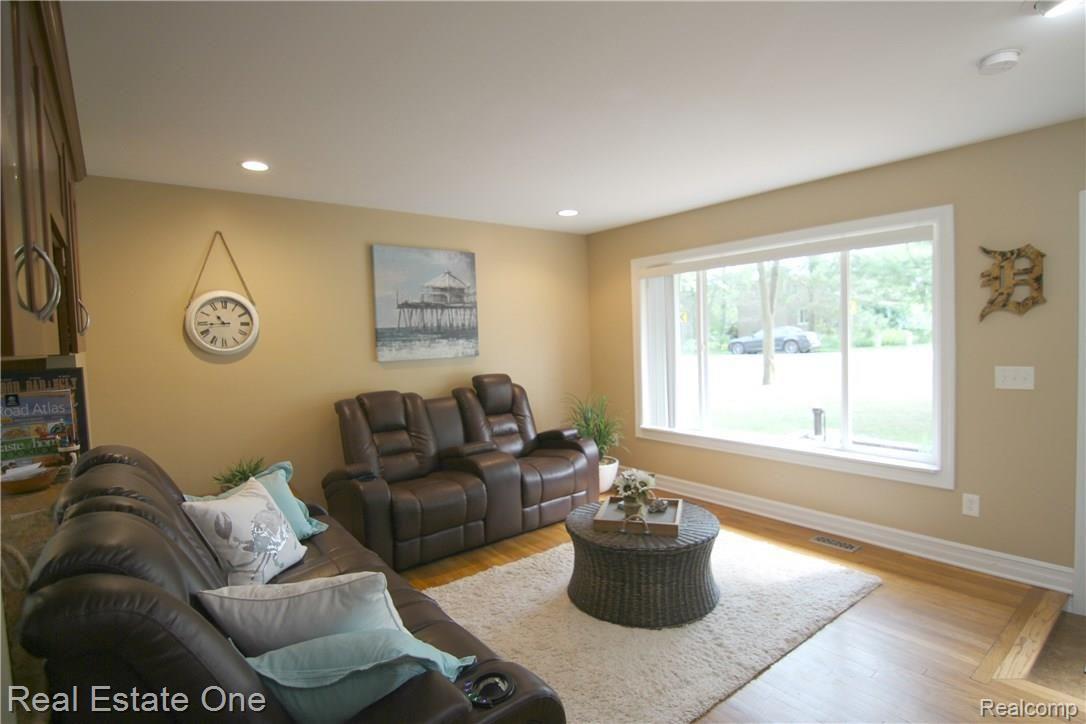 3585 Center Road Highland, MI 48357 - Photo 6 of 24 jCenter Rd Living Room 2.jpg