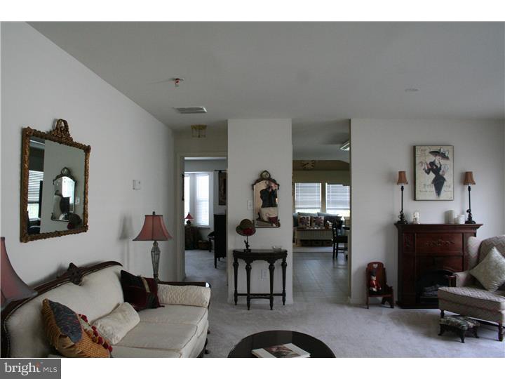 147 Somerfield Road Woolwich Township, NJ 08085 - Photo 3 of 18 Living Room