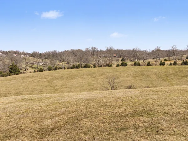 $375,000 | 1528 Fairfield Road, Westmoreland, TN 37186