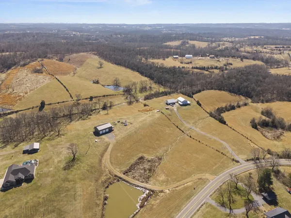 $375,000 | 1528 Fairfield Road, Westmoreland, TN 37186