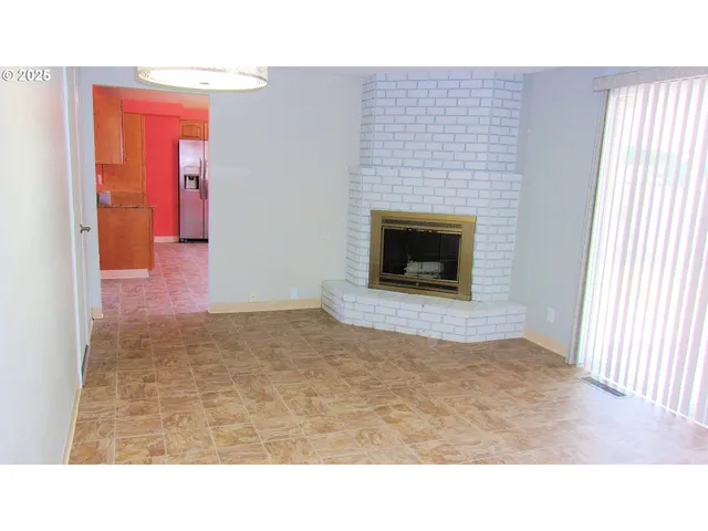 a black and white photo of a livingroom
