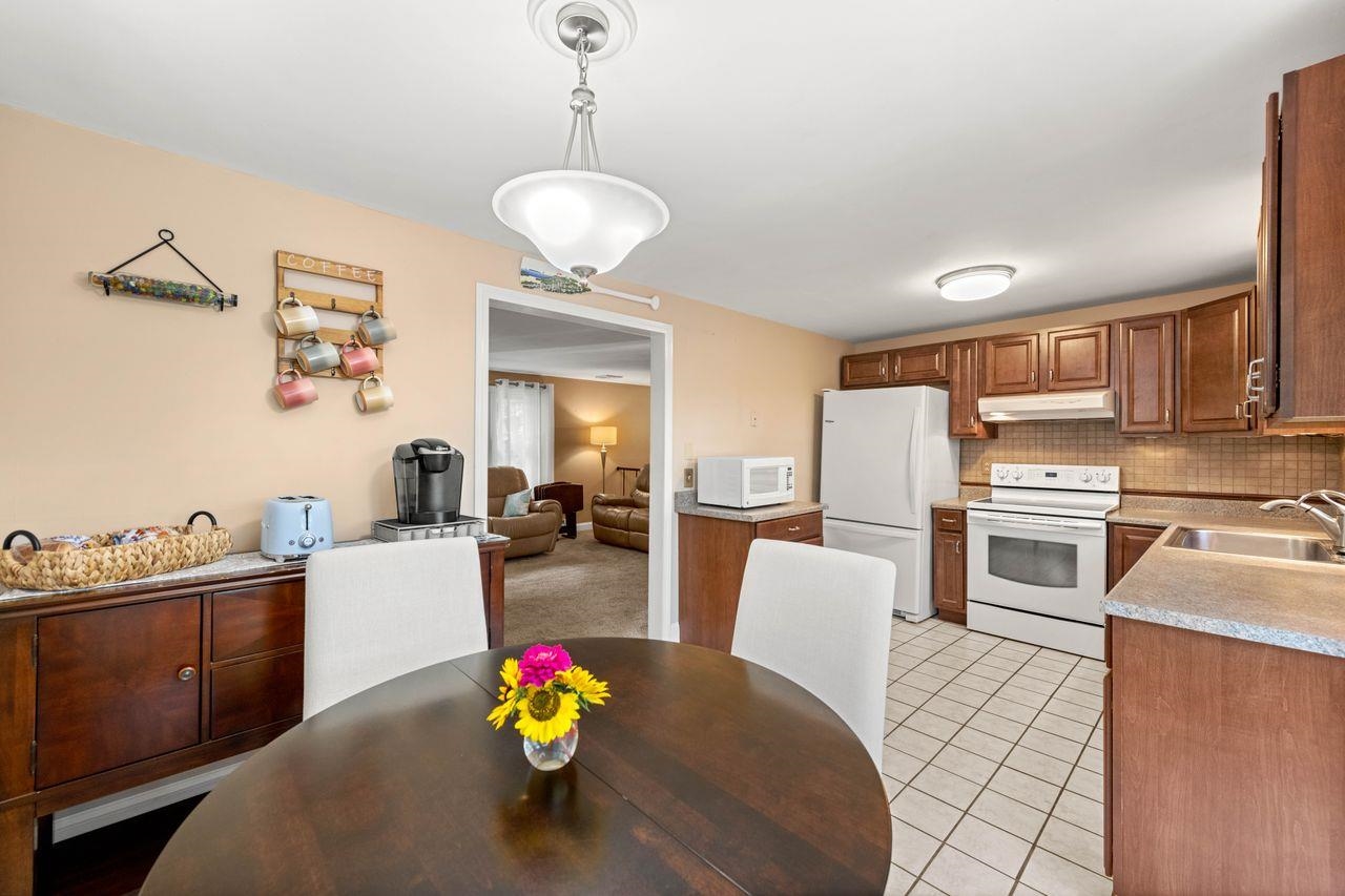 64 Walnut Hill Road Derry, NH 03038 - Photo 11 of 35