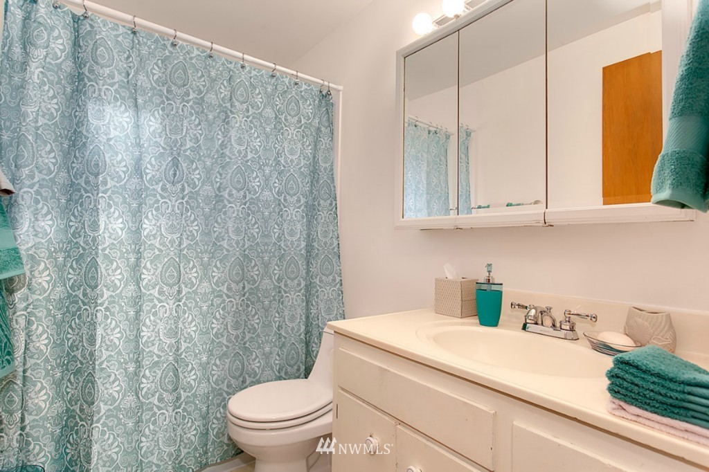 8029 213th Street Southwest Edmonds, WA 98026 - Photo 9 of 20 Gallery Image 9