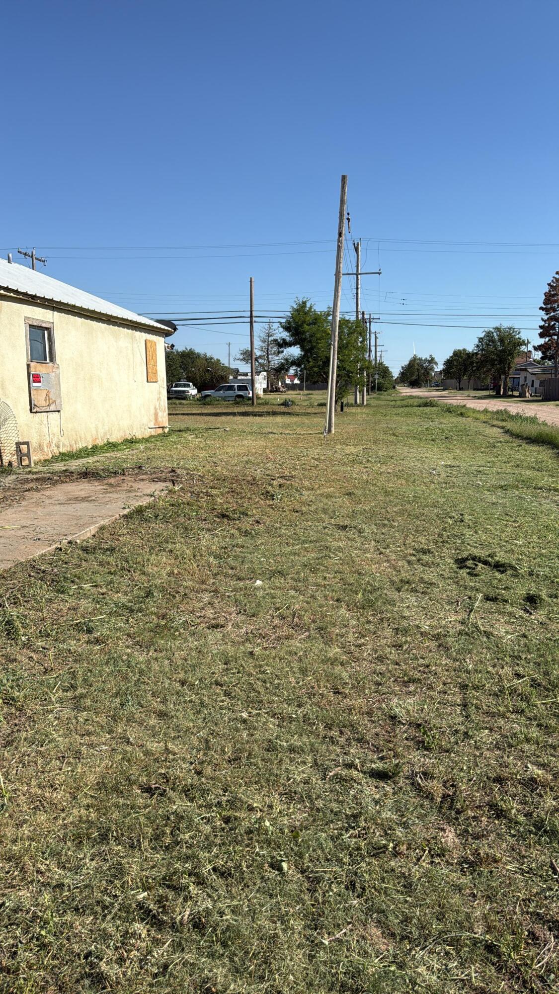 402 10th Street Ralls, TX 79357 - Photo 2 of 5 a backyard of a house with lots of green space