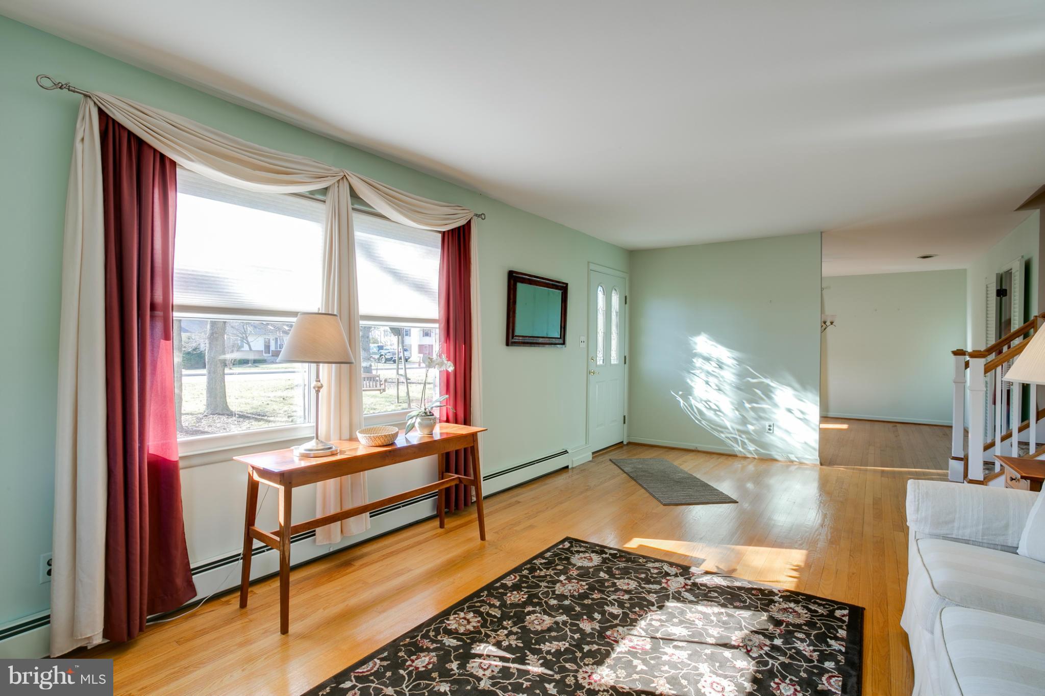 4591 Roundhill Road Ellicott City, MD 21043 - Photo 4 of 25 Living Room