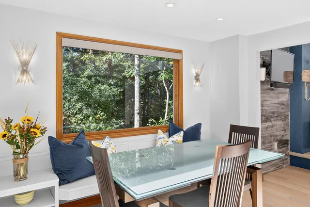 a view of a livingroom with workspace