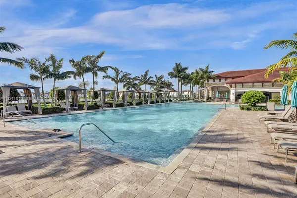 a view of a yard with a house