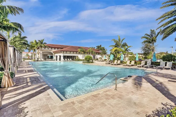 a view of a yard with a house