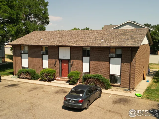 a car parked in front of white house