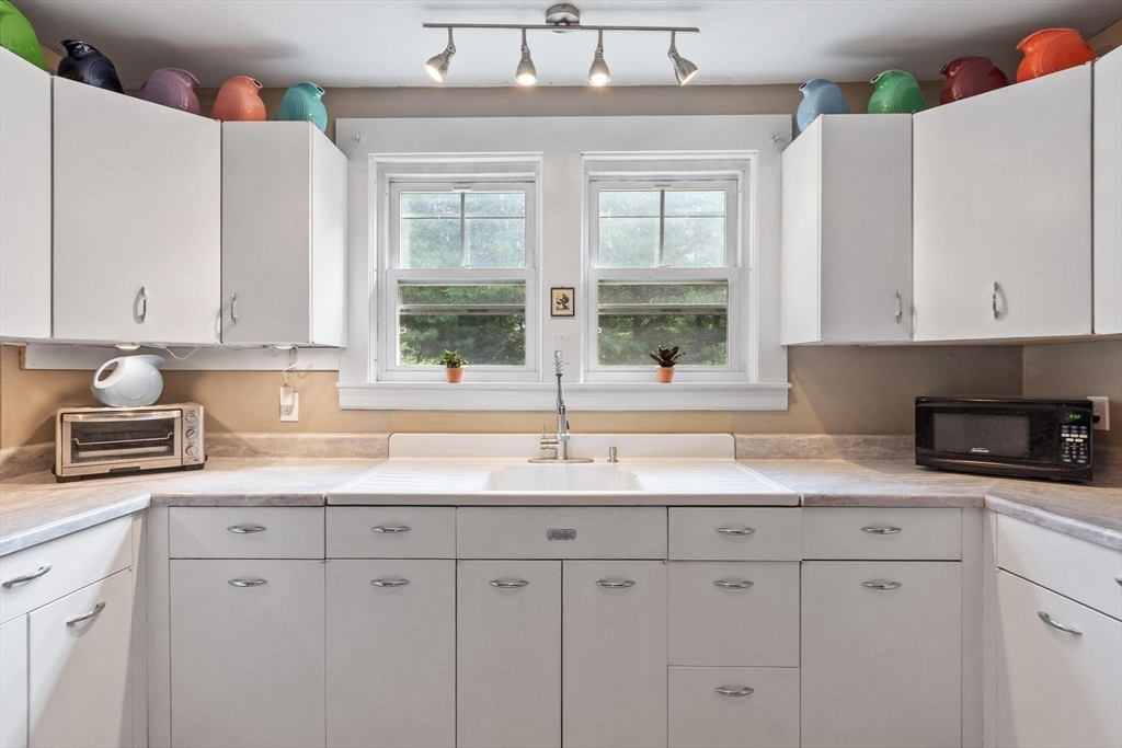 361 Mulpus Road Lunenburg, MA 01462 - Photo 7 of 42
