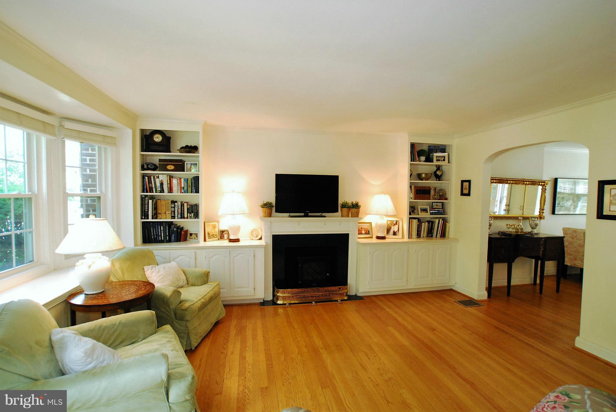 195 Stanmore Road Baltimore, MD 21212 - Photo 4 of 22 a living room with furniture and a flat screen tv