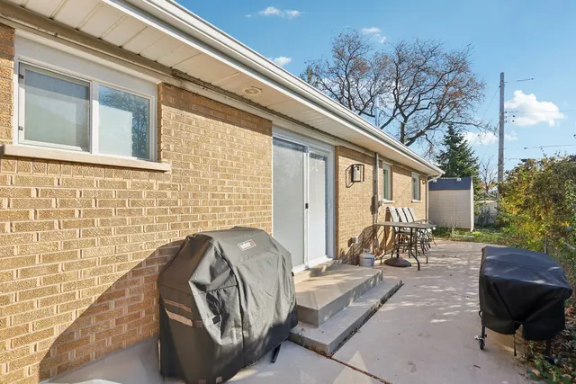 a view of an house with backyard and tree