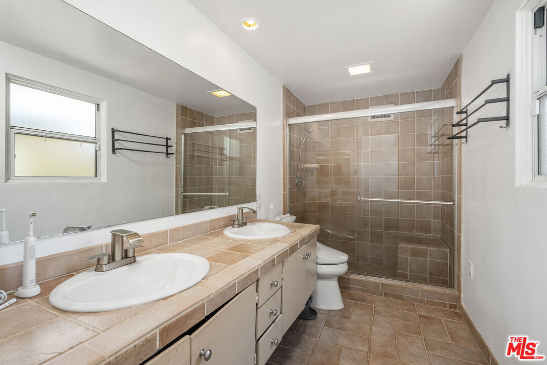 3641 Woodcliff Road Los Angeles, CA 91403 - Photo 18 of 26