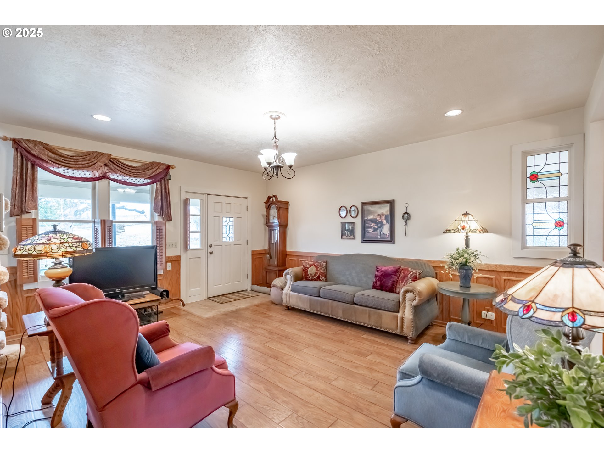39986 Gisler Road Scio, OR 97374 - Photo 13 of 45 a living room with furniture chandelier and a flat screen tv