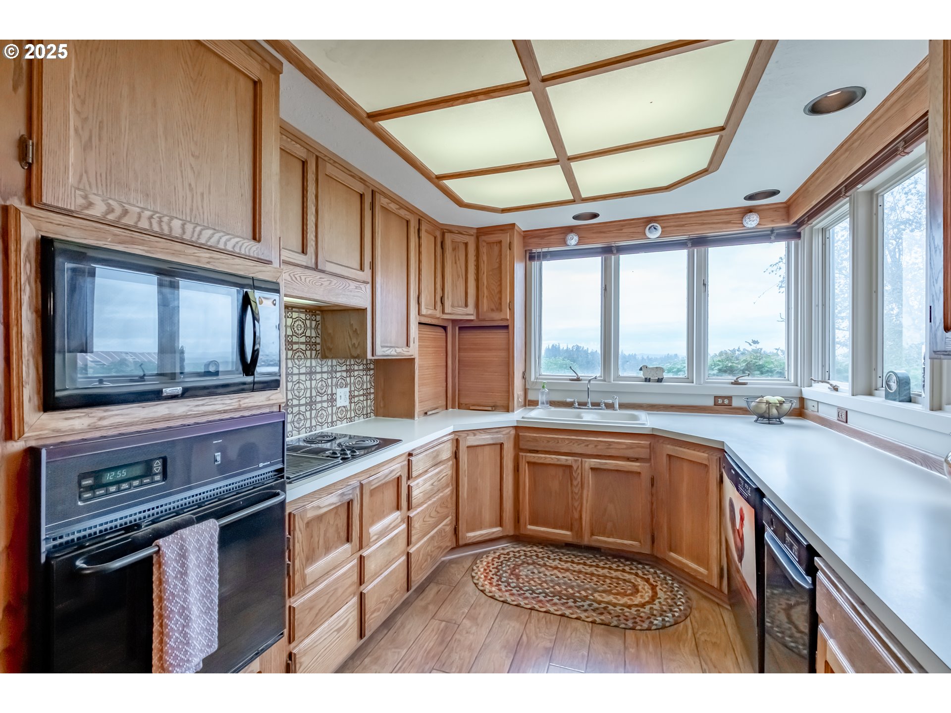 39986 Gisler Road Scio, OR 97374 - Photo 19 of 45 a kitchen with stainless steel appliances granite countertop a sink a stove and cabinets