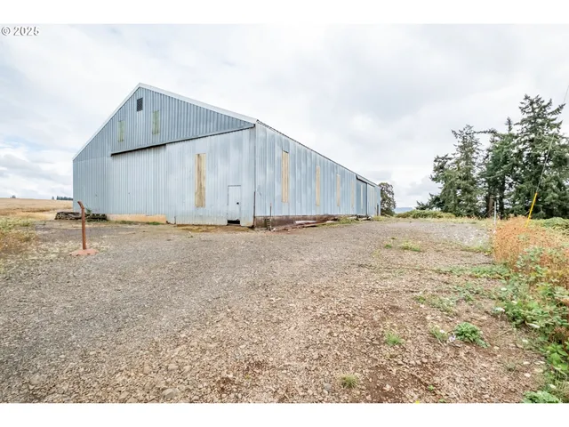 a view of a house with backyard