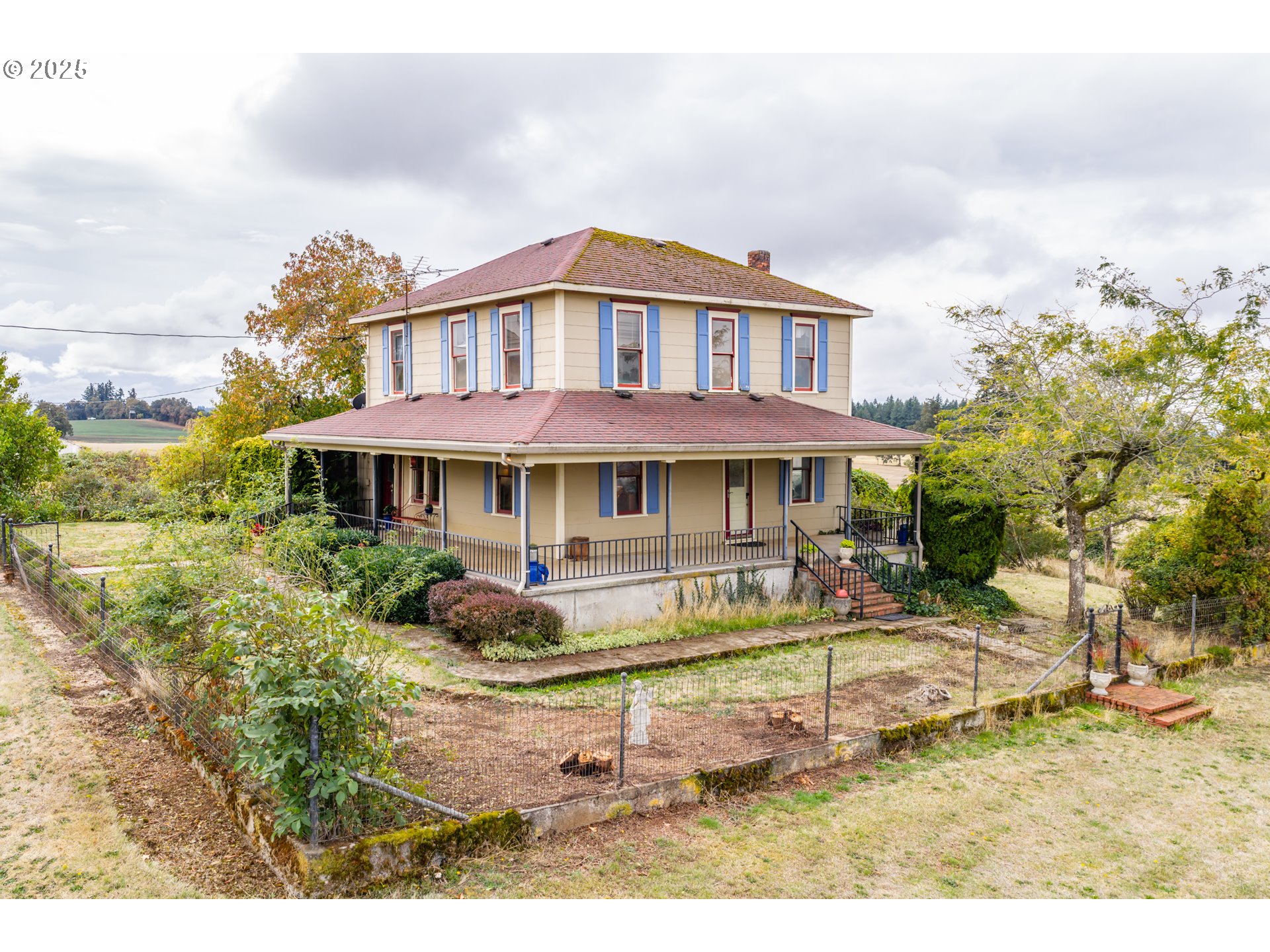 39986 Gisler Road Scio, OR 97374 - Photo 10 of 45 a front view of a house with garden