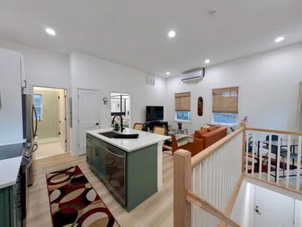 $2,300 | 1914 West Farragut Avenue, Unit 3R, Chicago, IL 60640