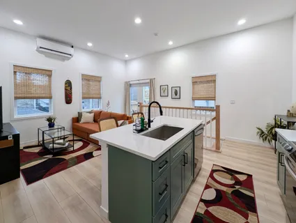 $2,300 | 1914 West Farragut Avenue, Unit 3R, Chicago, IL 60640