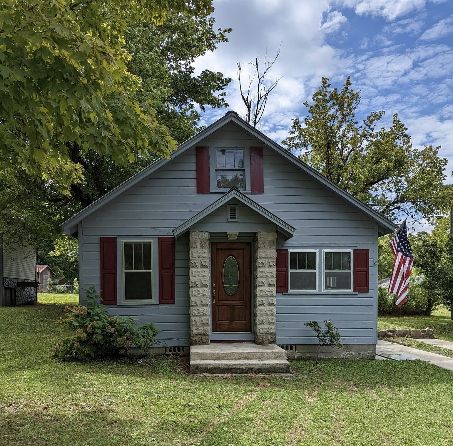 962 3rd Street Tracy City, TN 37387 - Photo 2 of 35 a front view of a house with a yard