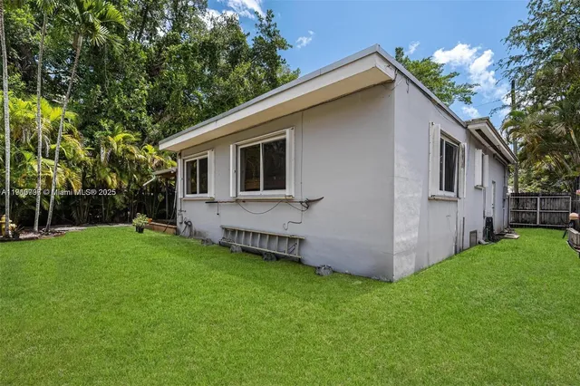 a house that is sitting in the grass