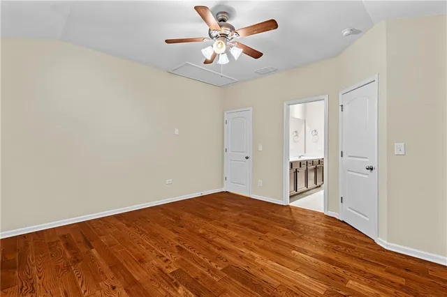 a en suite bathroom with a double vanity sink and a mirror