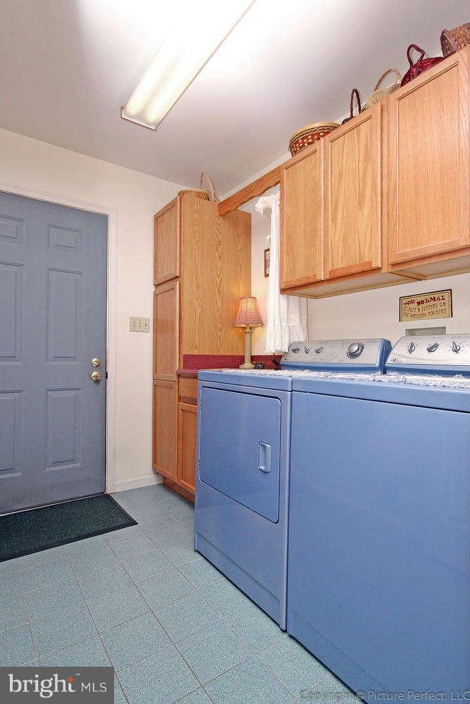 13132 Jesse Smith Road Mount Airy, MD 21771 - Photo 21 of 30 a kitchen with sink and cabinets