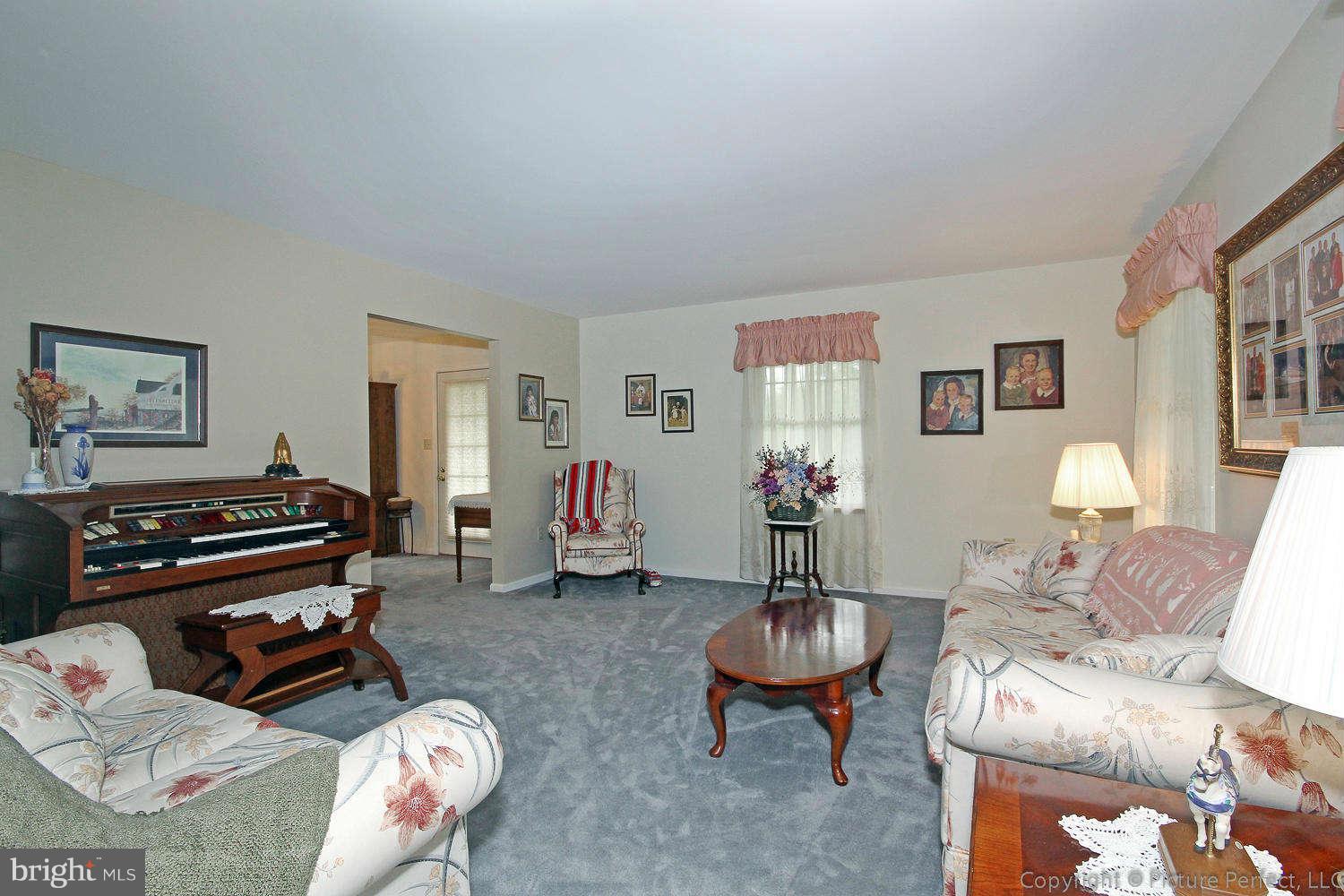 13132 Jesse Smith Road Mount Airy, MD 21771 - Photo 6 of 30 a living room with furniture and a lamp