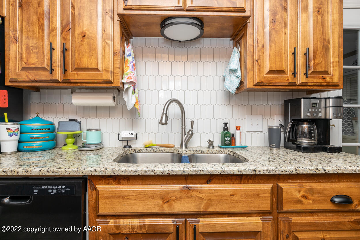 4802 Tulip Avenue Amarillo, TX 79110 - Photo 15 of 49 Kitchen