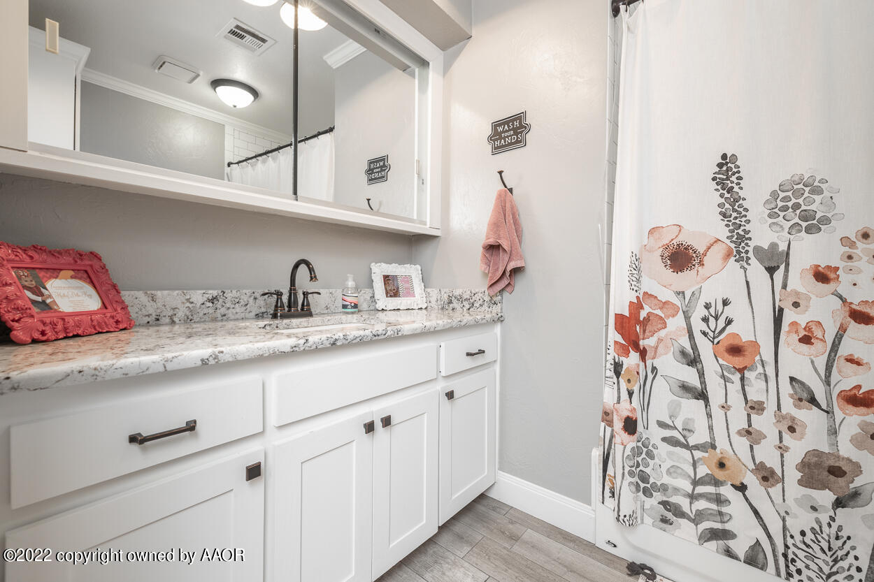 4802 Tulip Avenue Amarillo, TX 79110 - Photo 28 of 49 Guest Bath