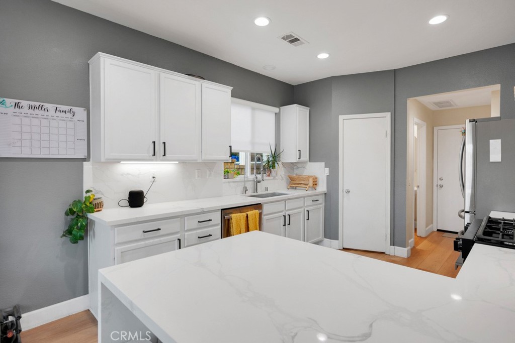 20022 Satsuma Circle Saugus, CA 91350 - Photo 11 of 42