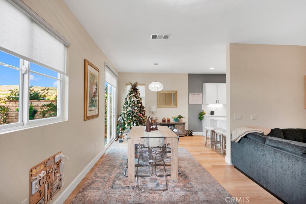 20022 Satsuma Circle Saugus, CA 91350 - Photo 5 of 42