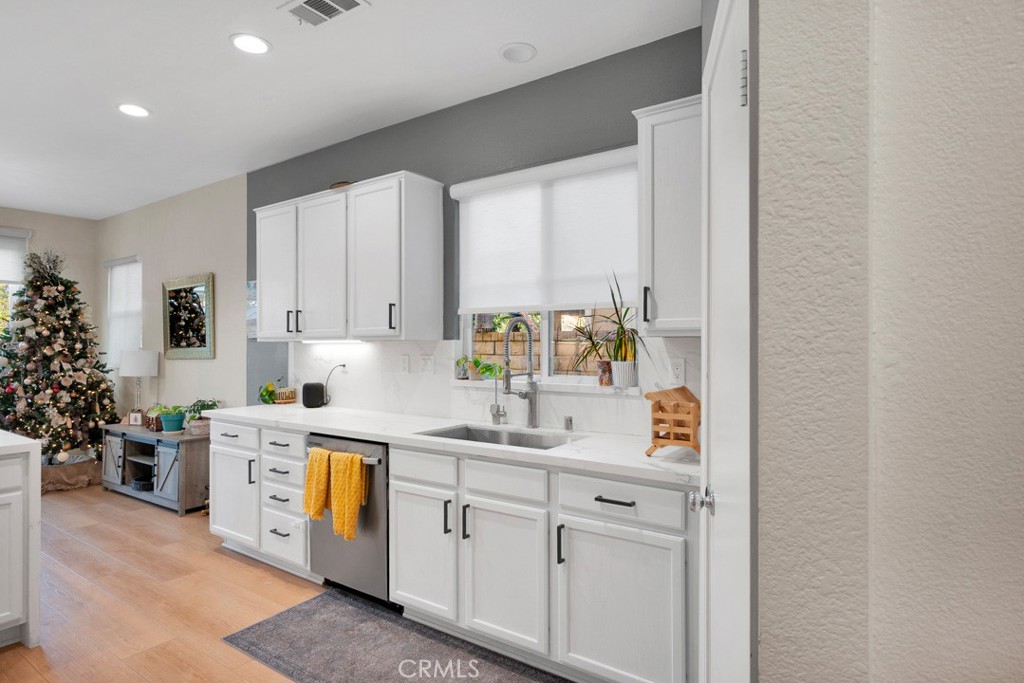 20022 Satsuma Circle Saugus, CA 91350 - Photo 9 of 42