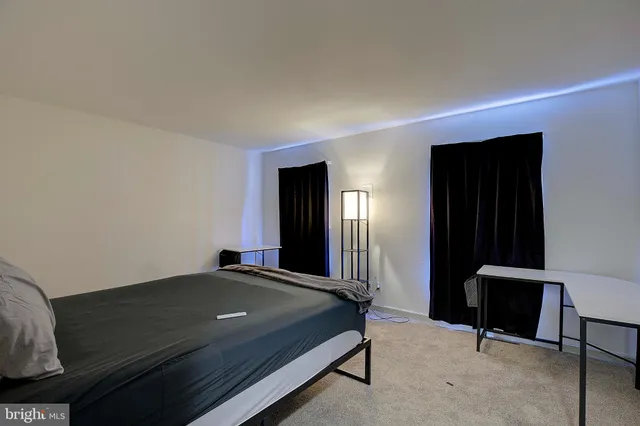 a view of entryway and bedroom