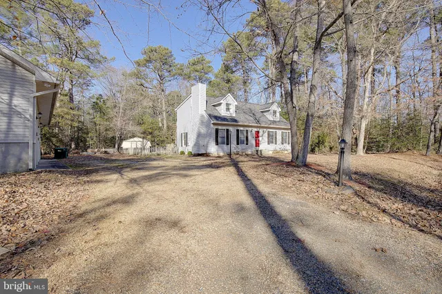 a view of a house with backyard