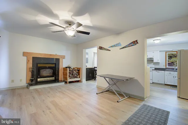 a view of a livingroom with furniture and a ceiling fan