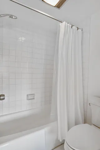a en suite bathroom with a double vanity sink and mirror