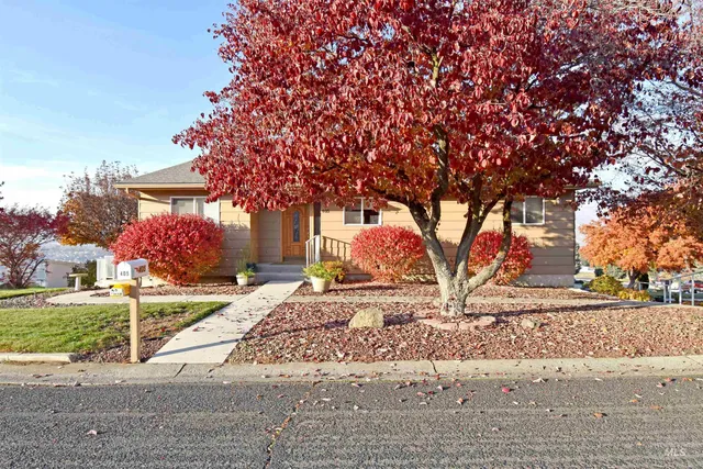 $471,800 | 405 Crestline Cir Drive, Lewiston, ID 83501