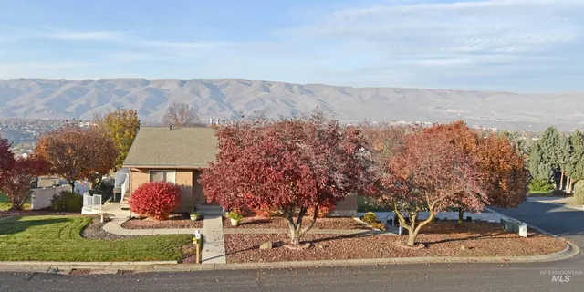 $471,800 | 405 Crestline Cir Drive, Lewiston, ID 83501