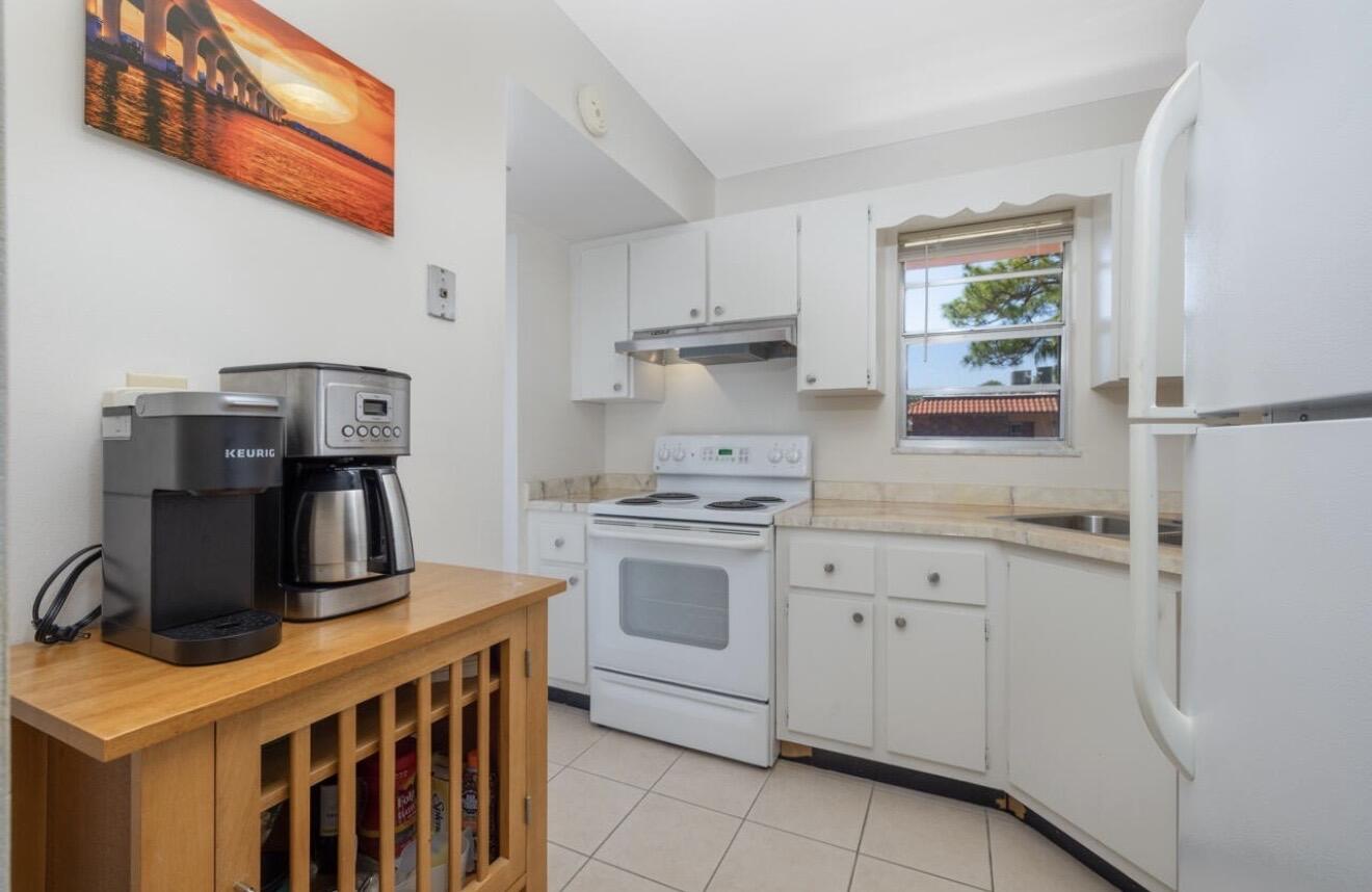 1943 Southwest Palm City Road, Unit I Stuart, FL 34994 - Photo 5 of 19 Kitchen
