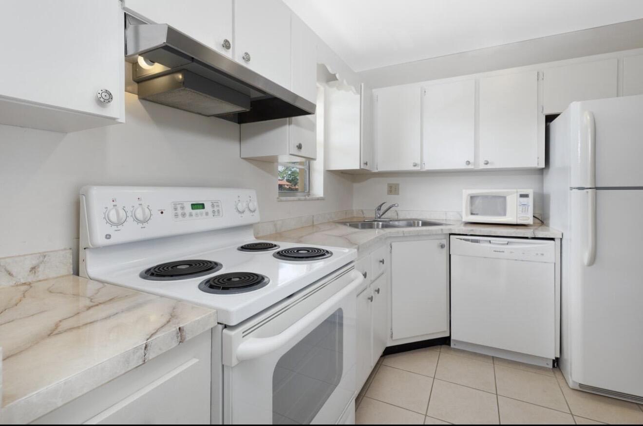 1943 Southwest Palm City Road, Unit I Stuart, FL 34994 - Photo 6 of 19 Kitchen