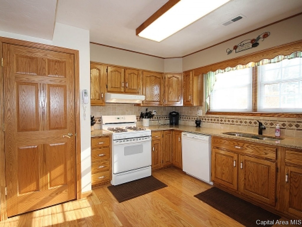 2107 Shabbona Drive Springfield, IL 62702 - Photo 8 of 36