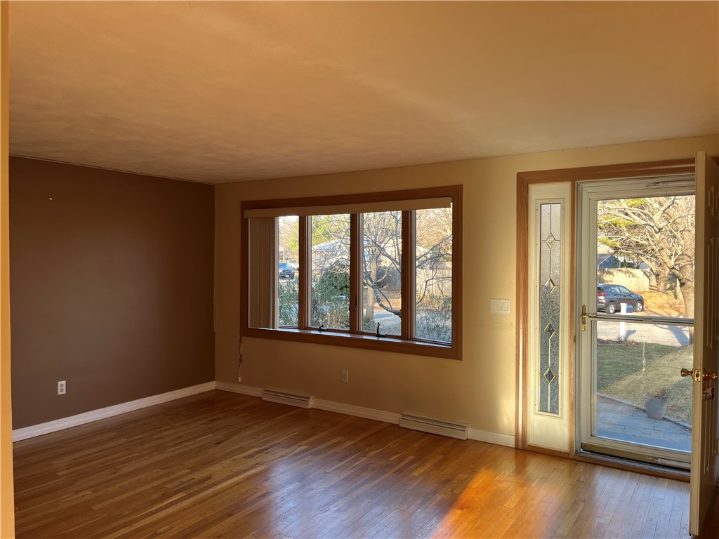19 Del Rio Court Warwick, RI 02818 - Photo 5 of 21 Living room, facing East toward Del Rio Court.