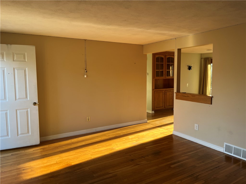 19 Del Rio Court Warwick, RI 02818 - Photo 6 of 21 Living room looking toward eat -in area of kitchen.